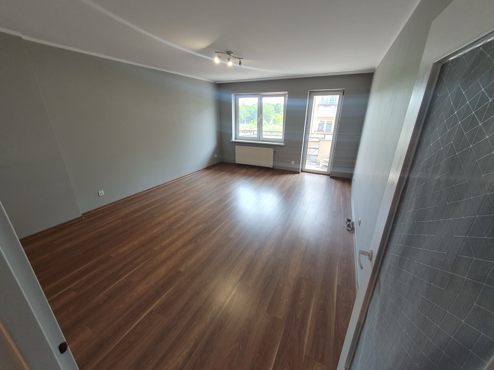 Duży pokój z balkonem