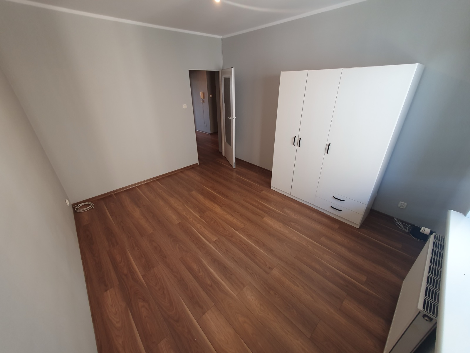 Mniejszy pokój z szafą